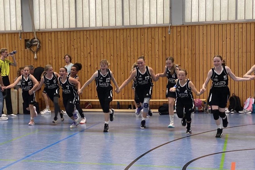 U14w in den Testspielwochen: Lernen, Anpassen, Siegen!